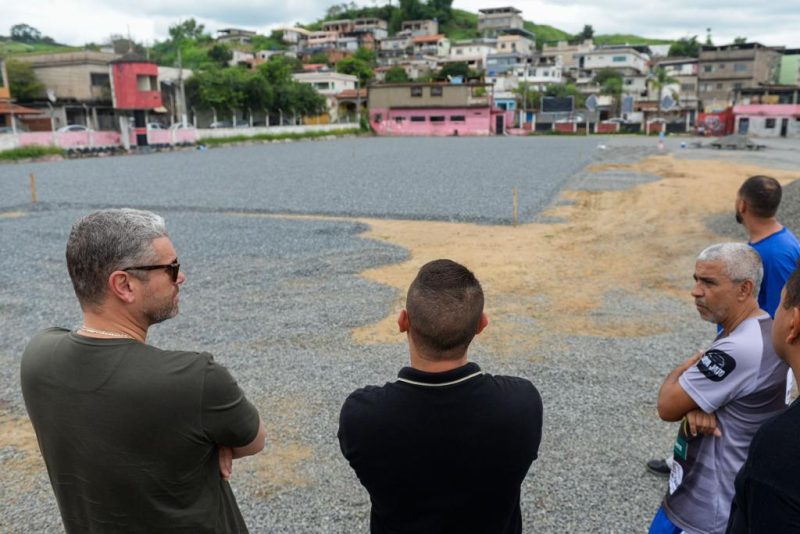 Prefeito Rodrigo Drable acompanha obra do campo do bairro Boa