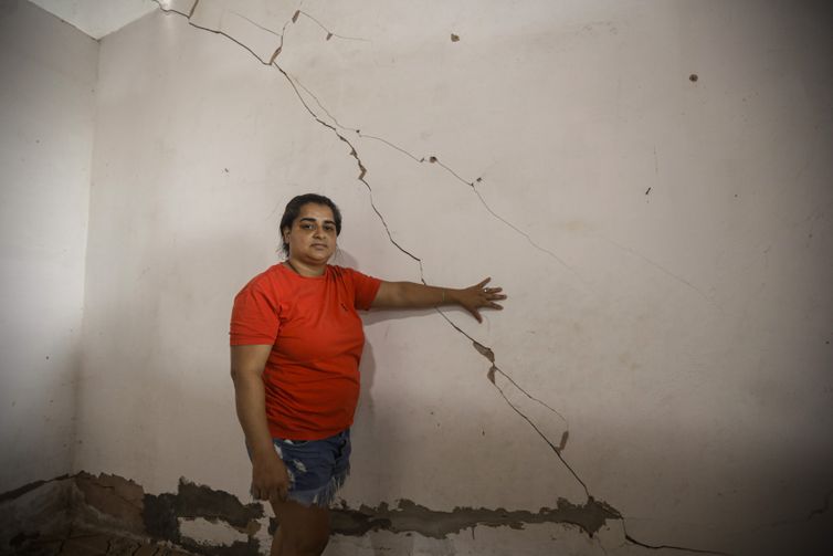 Joédson Alves/Agência Brasil Maceió (AL) 16/12/2023 – Os esquecidos pela Braskem – Joicye Evaristo mostra uma parede em sua residência rachada devido ao rompimento da mina n°18 da mineradora Baskem na lagoa de Mundaú, no bairro Flexal de Baixo.
Foto: Joédson Alves/Agência Brasil