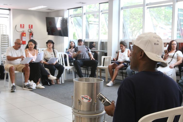 São Paulo (SP), 22/12/2023 - Ensaio do coral formado por pessoas em situação de vulnerabilidade social, regido por Mauro Rodrigues Aulicino, na Estação da Cidadania. Foto: Rovena Rosa/Agência Brasil