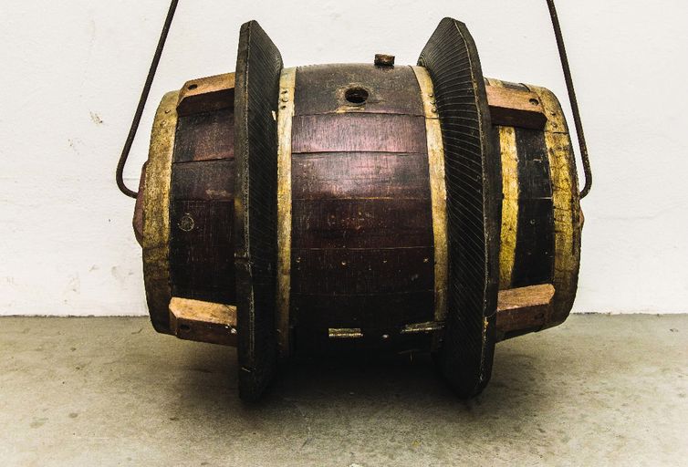 Museu da Maré, no Rio, terá acervo na internet com mais de mil itens. - 'Rola-rola', objeto utiizado para transporte de água. Foto: Divulgação/Museu da Maré