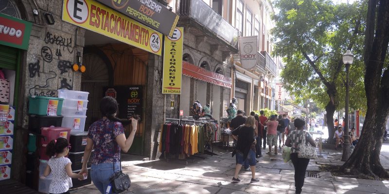 Comércio varejista recua 0,3% em outubro, diz IBGE