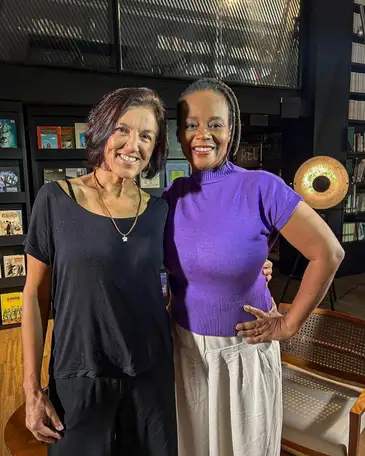 Rio de Janeiro (RJ) 24/01/2024 - Escritora Luize Valente (e) ao lado da apresentadora do programa Trilha de Letras, Eliana Alves Cruz posa para foto depois da gravação do programa.
Foto: Luize Valente/Instagram