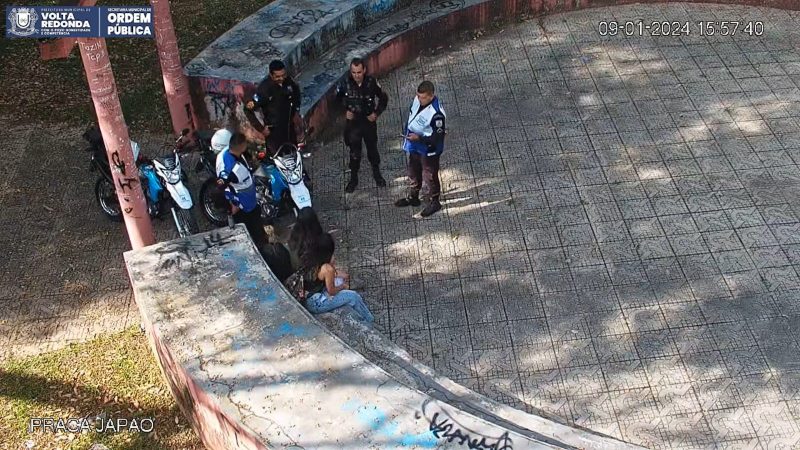 Adolescentes flagradas por câmeras da prefeitura pichando praça em Volta Redonda são conduzidas à delegacia