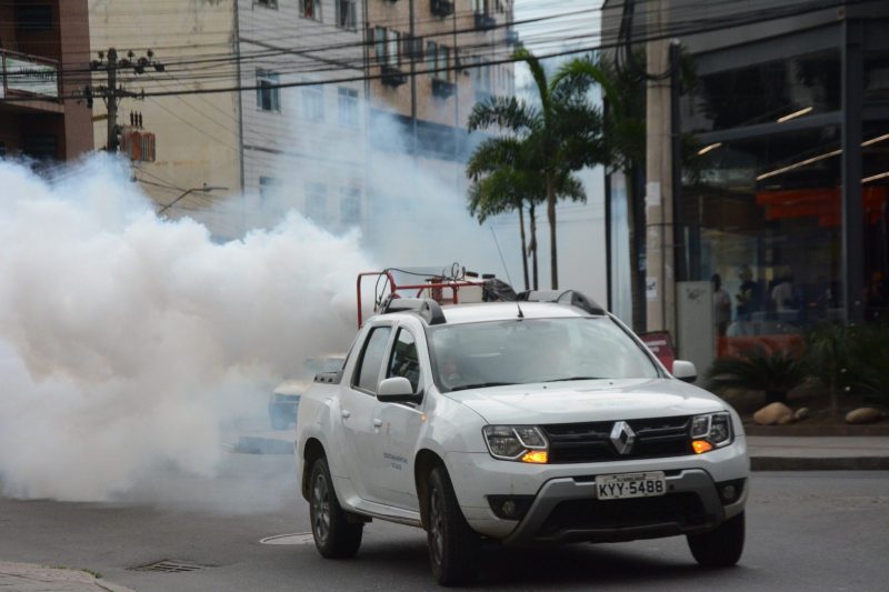 Carro fumace reforca combate a mosquitos em Barra Mansa –
