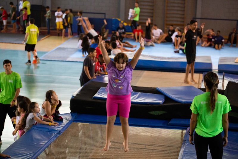 Alunos da Colônia de Férias de Verão de Volta Redonda participam de oficina de ginástica olímpica