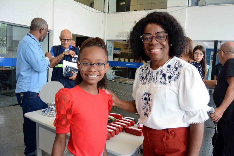 Fatima Lima participa de primeira entrega da Fabrica de Oculos
