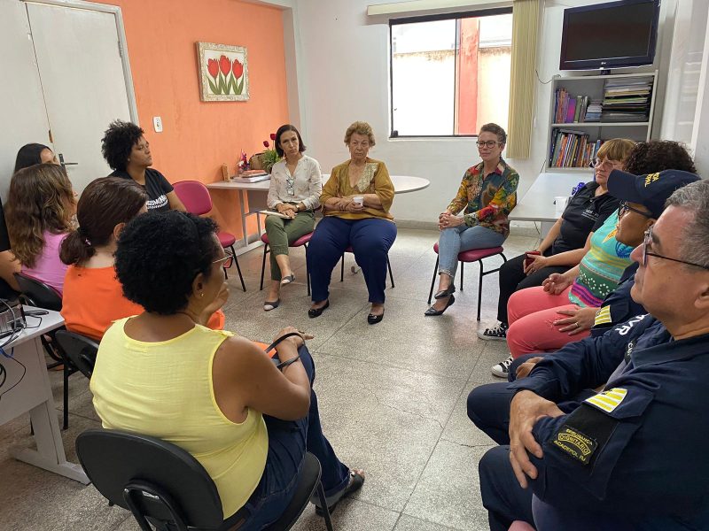 Delegada da Deam visita sede da Secretaria da Mulher de Volta Redonda