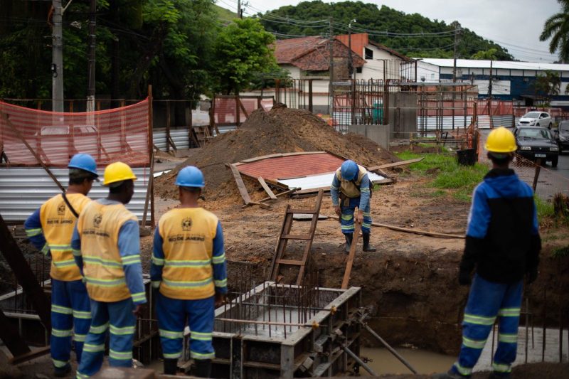 Começam a ser erguidos pilares de novo viaduto no bairro Niterói, em Volta Redonda