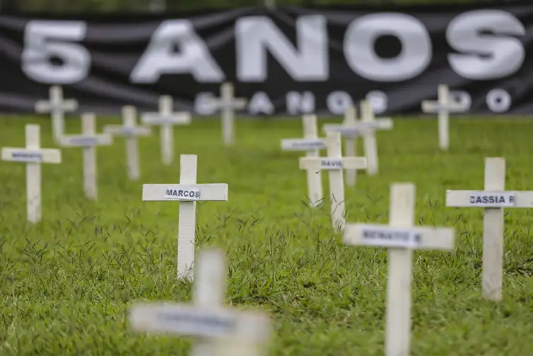 Brasília (DF), 25/01/2024 - Cruzes são colocadas em frente ao Congresso Nacional para lembrar as vítimas do rompimento da barragem da Vale em Brumadinho.  Foto: Marcelo Camargo/Agência Brasil
