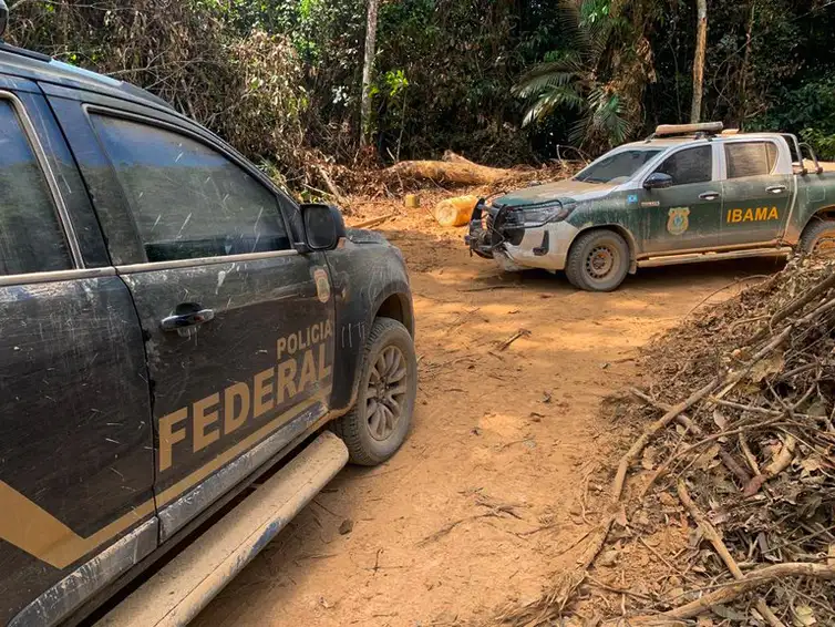 Sinop (MT) -  A Polícia Federal, em ação conjunta com o Ibama e o ICMBio, realizou operação de combate à extração ouro e desmatamento ilegais no Parque Nacional do Juruena (PNJu), em Nova Bandeirantes, região norte do estado de Mato Grosso. A Operação Ibi-Çoroc foi deflagrada no dia 1/8 e teve os trabalhos estendidos até no  final da tarde  desta quinta-feira, dia 3/4.
Foto: Policia Federal/Divulgação