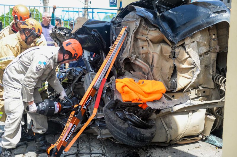 Guarda Municipal e Corpo de Bombeiros resgatam vitima de acidente