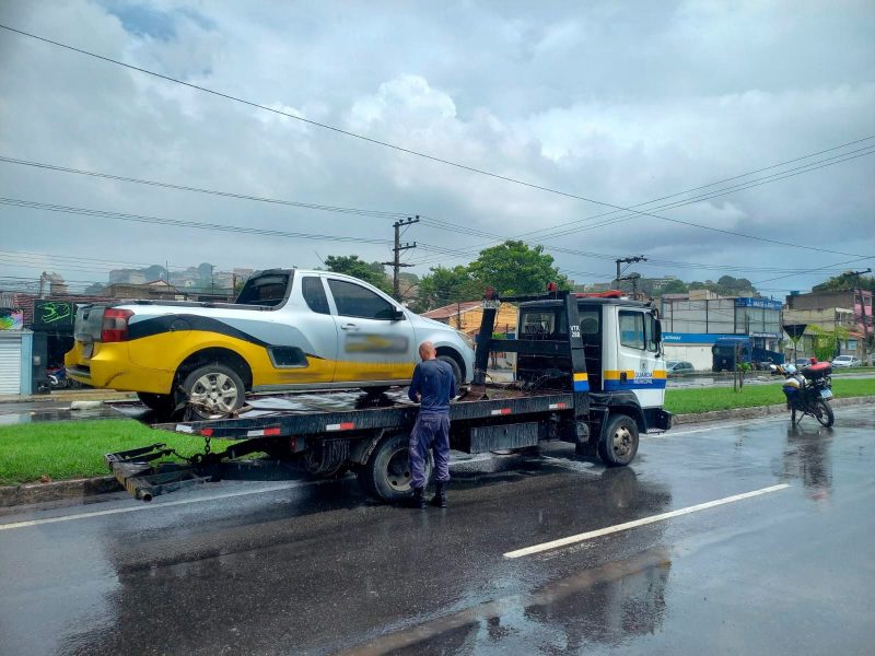 Volta Redonda: GMVR flagra motorista ao celular e dirigindo pela contramão no bairro Conforto