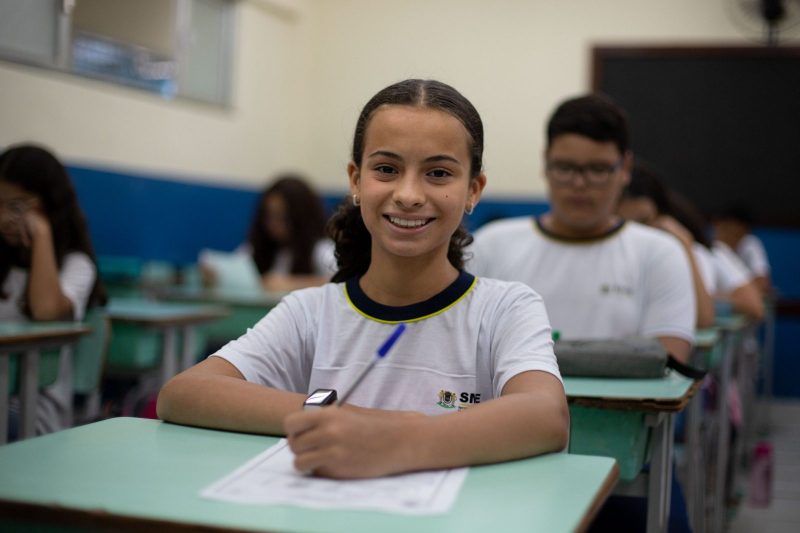 Volta Redonda inicia entrega de uniformes para alunos da Rede Municipal de Ensino