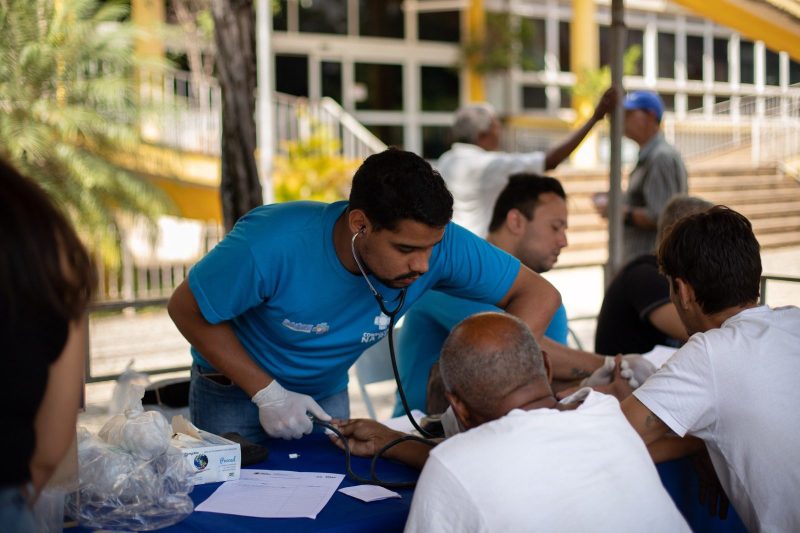 Prefeitura de Volta Redonda promove atendimento à população em situação de rua na Praça Sávio Gama