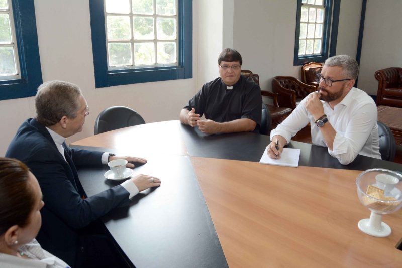 Rodrigo Drable recebe bispo para tratar das obras de restauracao