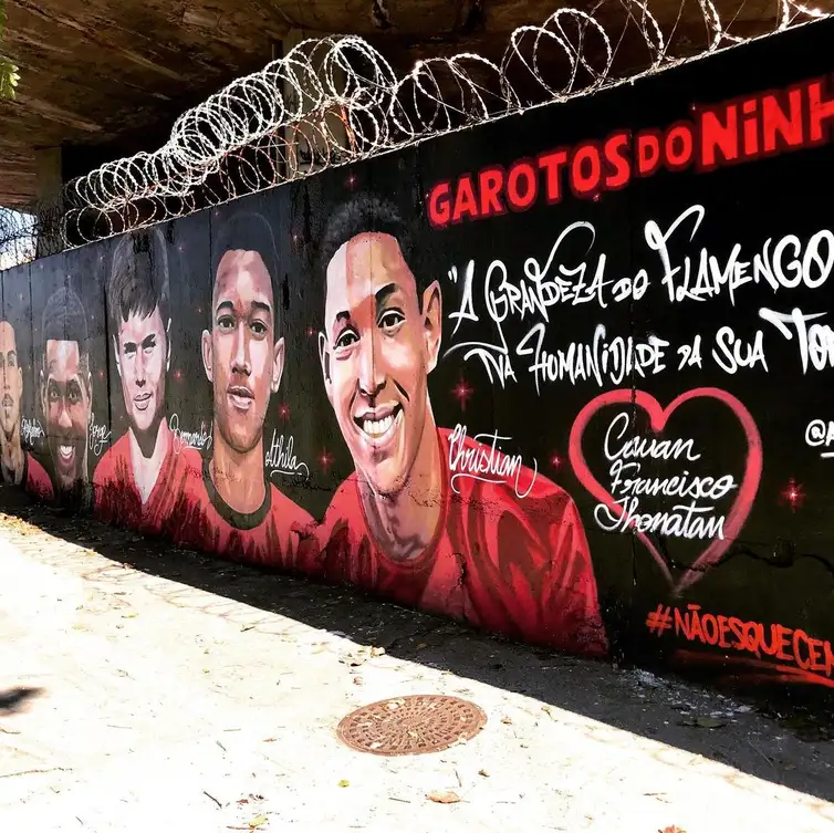 airaocrespo/Instagram homenagem aos meninos do ninho em muro em frente ao estádio do Maracanã - 10 adolescentes morreram em incêndio no CT do Flamengo, em 08/02/2019