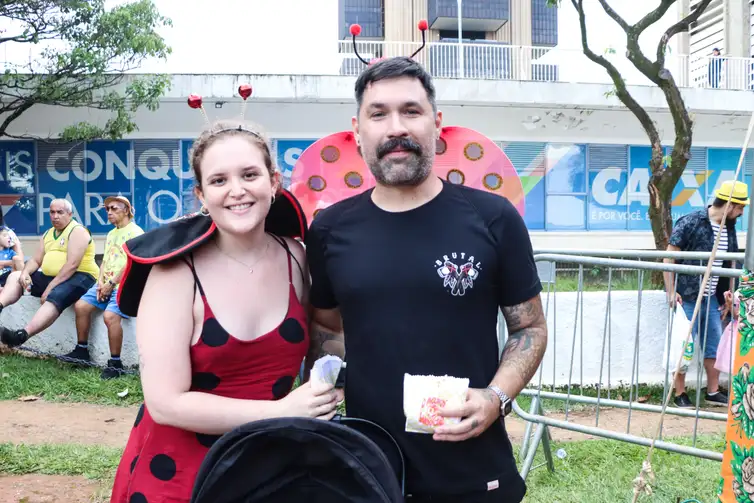 Brasília, (DF) – 10/02/2024 – Carnaval de rua, Galinho de Brasília. Peronagem (casal ) Raquel de Queiroz e Ricardo Amoras. Foto Valter Campanato/Agência Brasil.