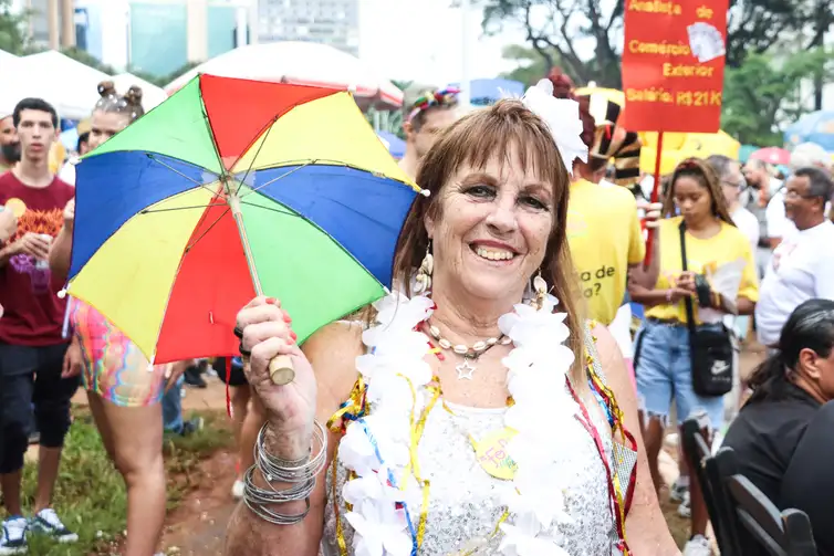 Brasília, (DF) – 10/02/2024 – Carnaval de rua, Galinho de Brasília. Personagem Sra. Nara Albernazi. Foto Valter Campanato/Agência Brasil.