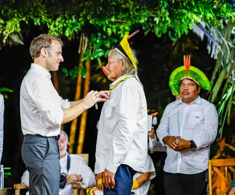 Ricardo Stuckert / PR 26.03.2024 - O presidente da França, Emmanuel Macron, durante encontro com lideranças indígenas e cerimônia de condecoração do líder indígena Raoni, na Ilha do Combu. Belém - PA. Foto: Ricardo Stuckert / PR