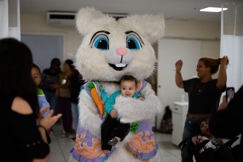Crianças da ala pediátrica do Hospital do Retiro recebem visita do “Coelho da Páscoa” em Volta Redonda