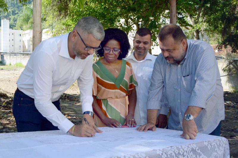 Drable assina ordem de servico para construcao de creche na