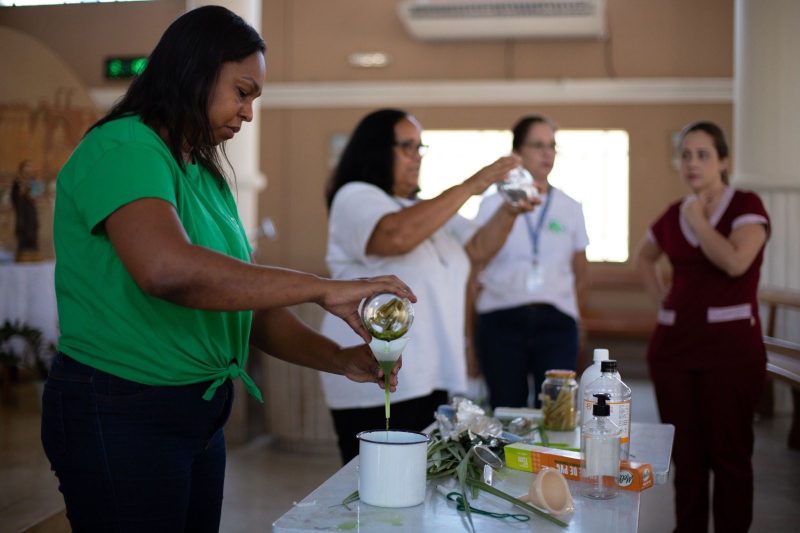 Dengue: moradores do Volta Grande, em Volta Redonda, aprendem a fazer repelente natural