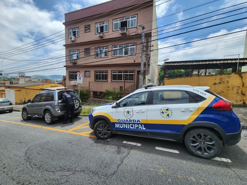 Guarda Municipal de Volta Redonda remove carro estacionado de forma irregular em vaga exclusiva para pessoas com deficiência