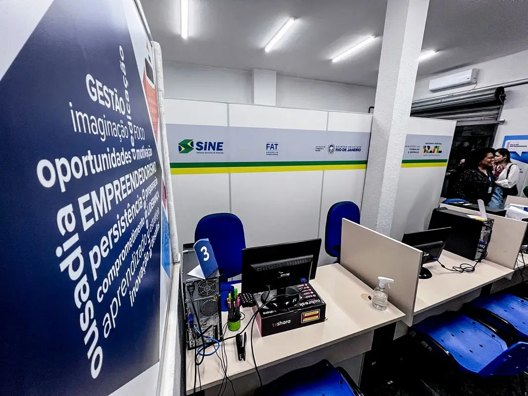 Pinheiral gera oportunidades de emprego para moradores da cidade Desde o início do ano, cerca de 50 moradores de Pinheiral ingressaram no mercado de trabalho. O resultado é fruto das oportunidades que surgem por meio das vagas de emprego que são disponibilizadas pelo Sistema Nacional de Emprego (SINE) do município, que tem como objetivo principal impulsionar a empregabilidade local e estimular o crescimento econômico. Mediante a parcerias estratégicas estabelecidas com empresas da localidade, o SINE facilita o acesso dessas instituições a profissionais qualificados que atendem às suas necessidades, simplificando assim o processo de recrutamento e seleção, fortalecendo o desenvolvimento empresarial na região. Além disso, a cidade está entre as quatro cidades da região Sul Fluminense com maior número de empregos no mês de janeiro, de acordo com números do Cadastro Geral de Empregados e Desempregados (CAGED). O município apresentou um saldo positivo de 48 empregos, de modo que as admissões superaram as demissões, além disso, a cidade apresentou um estoque de 2.823 empregos formais. Pinheiral ficou atrás apenas de Volta Redonda, Angra dos Reis e Resende. Localizado no Centro de Atendimento ao Empreendedor (CAE), uma iniciativa vinculada à Secretaria de Desenvolvimento Econômico, o SINE tem desempenhado um papel fundamental no aprimoramento das habilidades e competências profissionais dos residentes do município. O serviço não apenas facilita o acesso ao emprego, mas também promove a qualificação da mão de obra local, tornando-a mais competitiva no mercado de trabalho. De acordo com o secretário da pasta, Júlio Barbosa, esses números representam o crescimento da cidade e demonstram o compromisso da atual gestão em proporcionar oportunidades para a população. - Ficamos extremamente felizes com esses dados. Pinheiral é considerada uma cidade pequena, se comparada às demais e estarmos entre as quatro melhores geradoras de emprego só demonstra que estamos no caminho certo. Com a parceria do SENAI e Sesi ofertamos cursos de qualificação para os moradores e alunos que têm a chance de se qualificarem para o mercado de trabalho. Agradeço ao empenho de toda a minha equipe que busca sempre prestar um atendimento de qualidade para os cidadãos e esperamos continuar sendo ponte para abrir ainda mais oportunidades- disse o secretário.