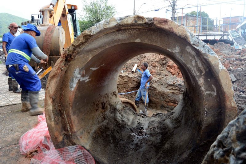 Saae de Barra Mansa realiza manutencao em rede pluvial no