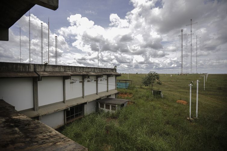 Brasília (DF) 29/02/2024 – O Parque do Rodeador, que é o complexo de transmissão em ondas curtas da Rádio Nacional da Amazônia, celebra 50 anos em março deste ano. Para marcar a data, a Sociedade Brasileira de Estudos Interdisciplinares da Comunicação (Intercom) e a Empresa Brasil de Comunicação (EBC) vão promover duas lives para contar um pouco da história de um dos maiores parques transmissores de rádio da América Latina, em ondas médias e curtas.
Foto: Joédson Alves/Agência Brasil
