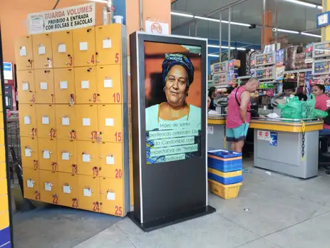 Alexandro Silva Brasil não promove jornalismo plural, alerta Repórteres Sem Fronteiras - Totem usado para distribuir notícias por mídias periféricas, instalado em supermercado no distrito do Jaraguá, zona noroeste de São Paulo. Foto: Alexandro Silva