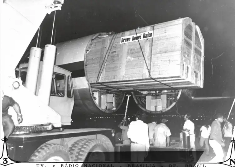 Brasília (DF), 09/03/2024, - Foto de arquivo -  O engenheiro Higino Germani, mostra seu arquivo do Rodeador da EBC em Brasília. Foto da chegada dos transmissores. Foto: Higino Germani/Arquivo Pessoal