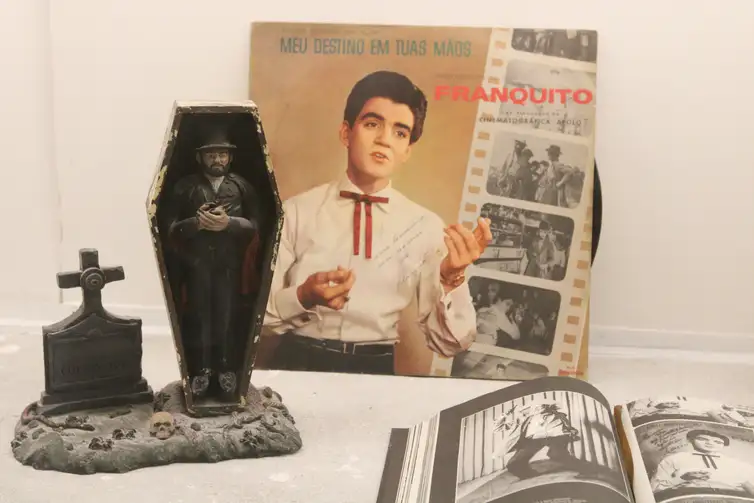 Rovena Rosa/Agência Brasil São Paulo (SP), 15/03/2024 - Mostra Além, muito além do Zé do Caixão, com curadoria de Marcelo Colaiácovo, homenageia o cineasta José Mojica Marins, no bar Soberano, em Santa Ifigênia. Foto: Rovena Rosa/Agência Brasil