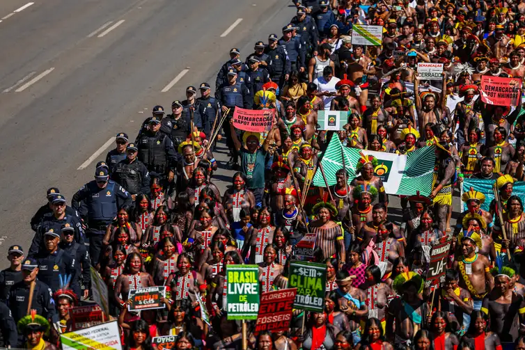Brasília (DF) 23/04/2024 – Indígena de várias etnias que participam do Acampamento Terra Livre 2024 marcham na Esplanada dos Ministérios com o eslogam #EmergênciaIndígena: Nossos Direitos não se negociam.
Foto: Marcelo Camargo/Agência Brasil
