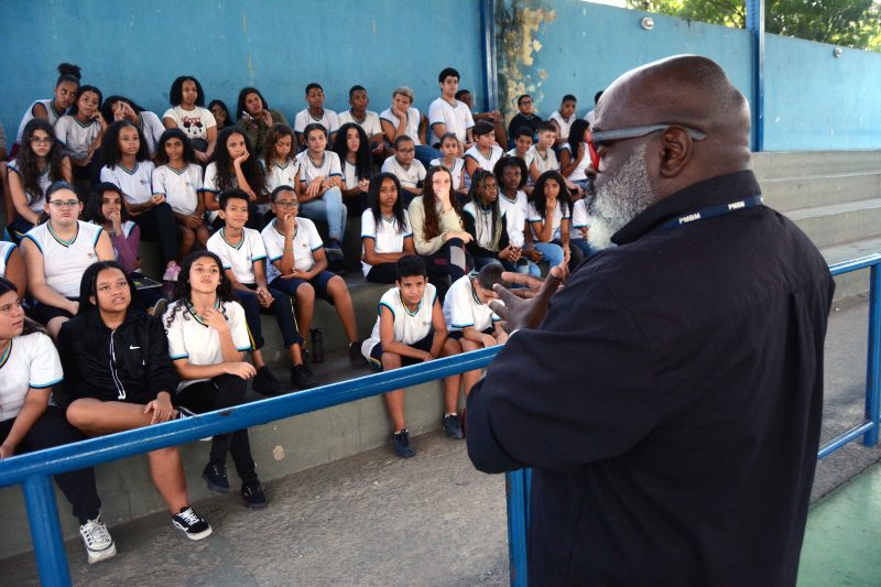 Alunos do Colegio Paulo Basilio participam de palestra sobre bullying