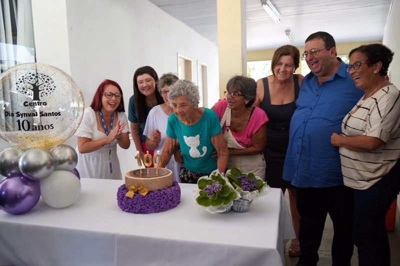Centro de Alzheimer completa 10 anos e festeja aniversário de usuária