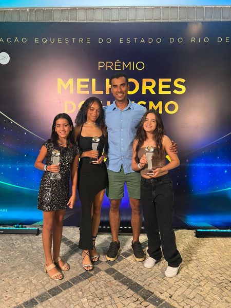 Alunas da Escola Municipal de Hipismo de Volta Redonda são premiadas por colocação em ranking estadual de iniciantes