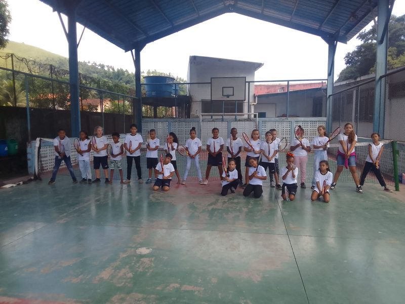 FBG retoma Escolinha de Tênis em unidade da rede pública de ensino de Volta Redonda