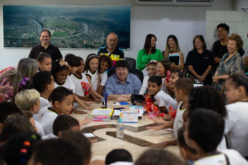 Volta Redonda: alunos da Escola Municipal Mário Villani visitam prefeito Neto