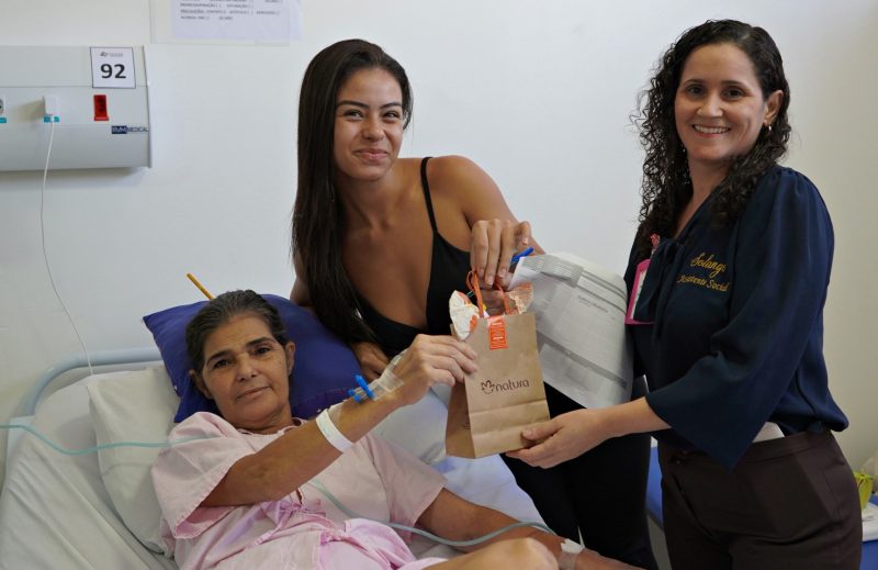 Mulheres internadas no Hospital Dr. Munir Rafful são homenageadas pelo Dia das Mães