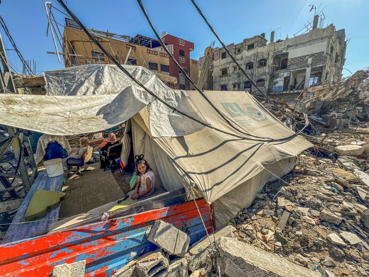 A displaced Palestinian girl, who fled her house due to Israel's military offensive, sits outside her family's tent, in Rafah, in the southern Gaza Strip May 13, 2024. REUTERS/Mohammed Salem