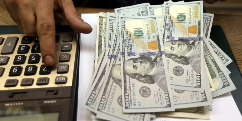 Dólar fecha em pequena alta após troca no comando da Petrobras