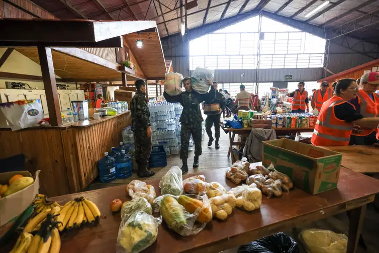 Gustavo Mansur/Palácio Piratini SINIMBU, RS, BRASIL, 03.05.2024 - Exército entrega mantimentos na região de Sinumbu, devido aos estragos causados pela forte chuva no estado do Rio Grande do Sul. Foto: Gustavo Mansur/Palácio Piratini