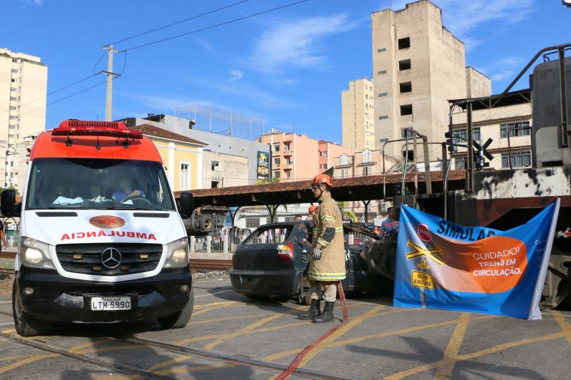 Barra Mansa realiza simulacao de acidente envolvendo trem e veiculo