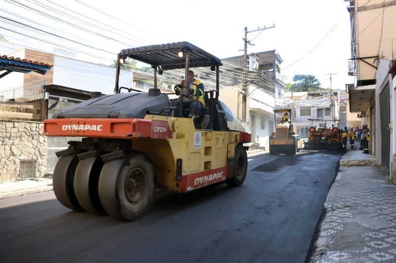 Drable acompanha obras de pavimentacao no bairro Sao Silvestre –
