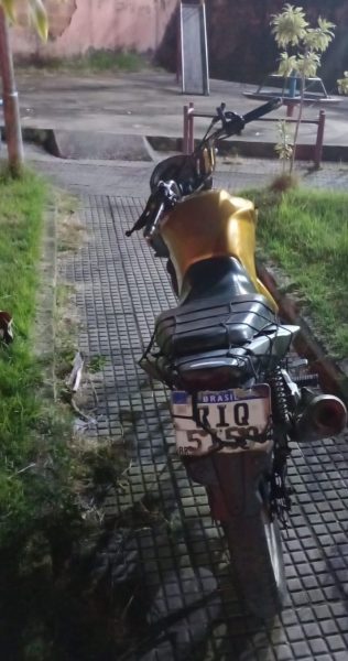 Moto ‘barulhenta’ e com placa falsa é apreendida após denúncias de manobras perigosas em Volta Redonda