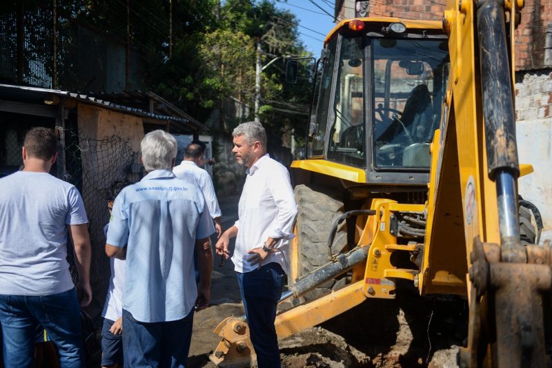 Rodrigo Drable acompanha obras nos bairros Sao Silvestre e Bom