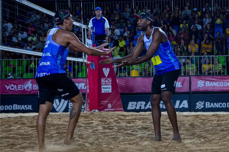 Reprodução X/Vôlei Brasil Arthur Lanci e Evandro vencem etapa elite 16 em Brasília do circuito mundial e garantem vaga olímpica em Paris 2024, em 05/05/2024