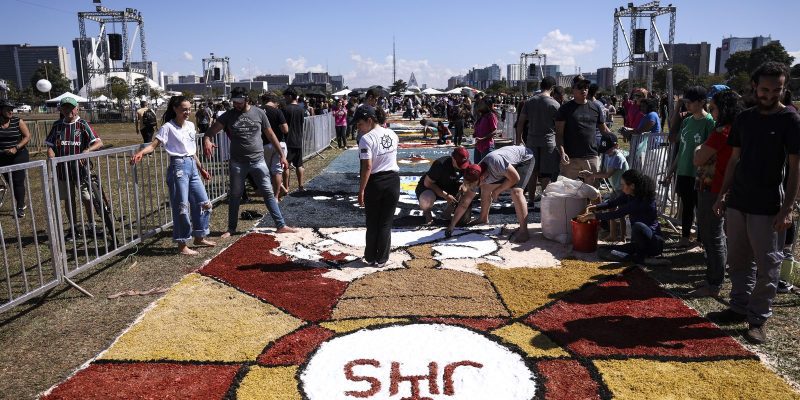 Festa religiosa de Corpus Christi reúne fiéis em várias cidades