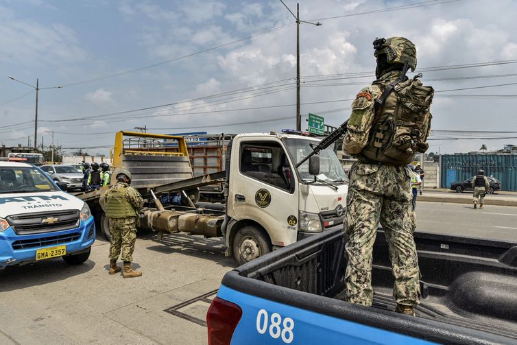 Security forces members man a checkpoint amid the ongoing wave of violence around the nation, in Guayaquil, Ecuador January 10, 2024. REUTERS/Vicente Gaibor del Pino